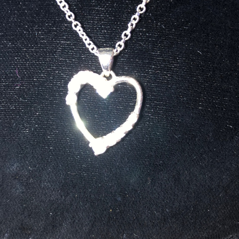 Pretty little silver heart necklace with stones 9 1/2 long